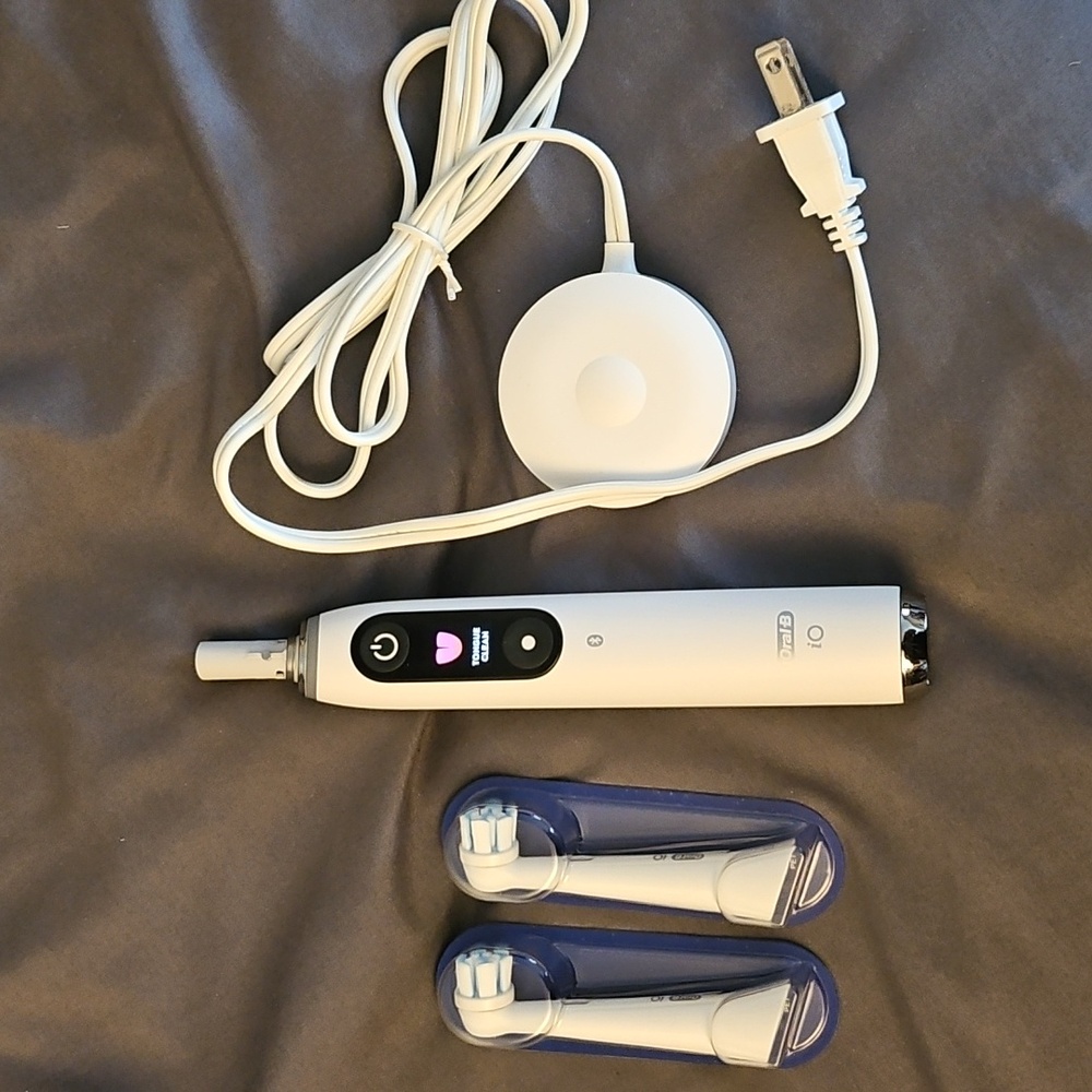 Oral-B iO Series 9 Electric Toothbrush with 2 replacement head
